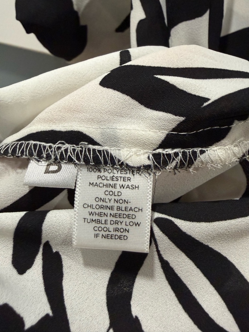 LOFT Black & White Abstract Floral Button-Down Shirt size Large - Picture 7 of 8
